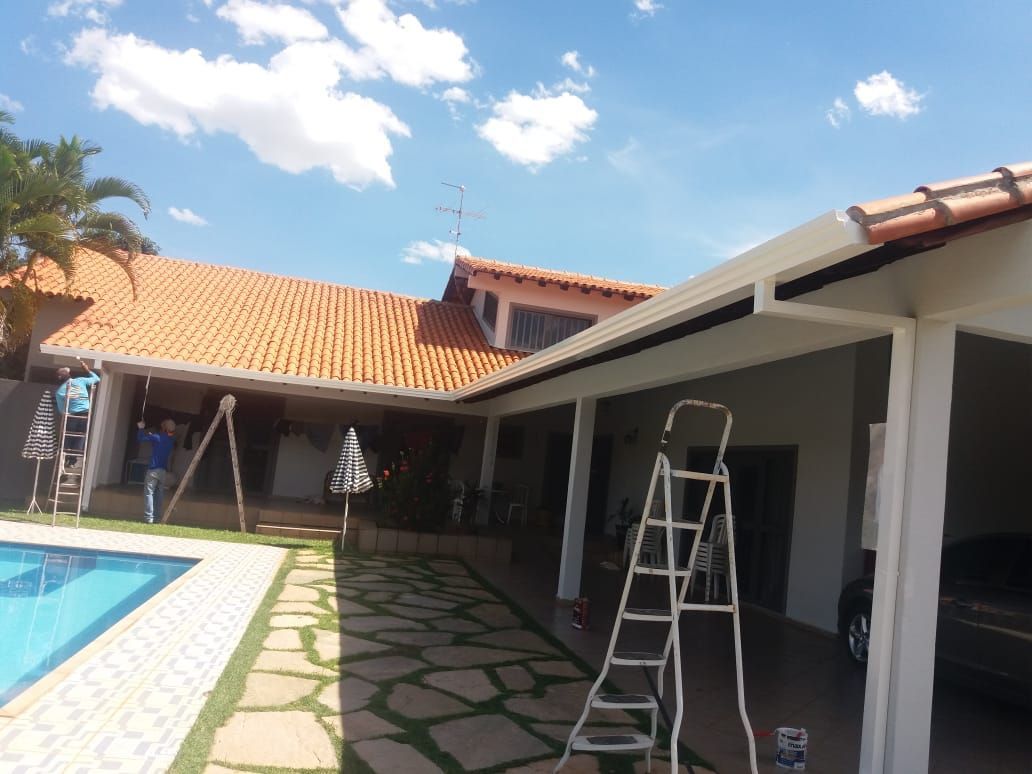 Foto de funcionários da Calhas Contagem instalando uma calha em uma residência Foto de funcionários da Calhas Contagem instalando uma calha em uma residência
