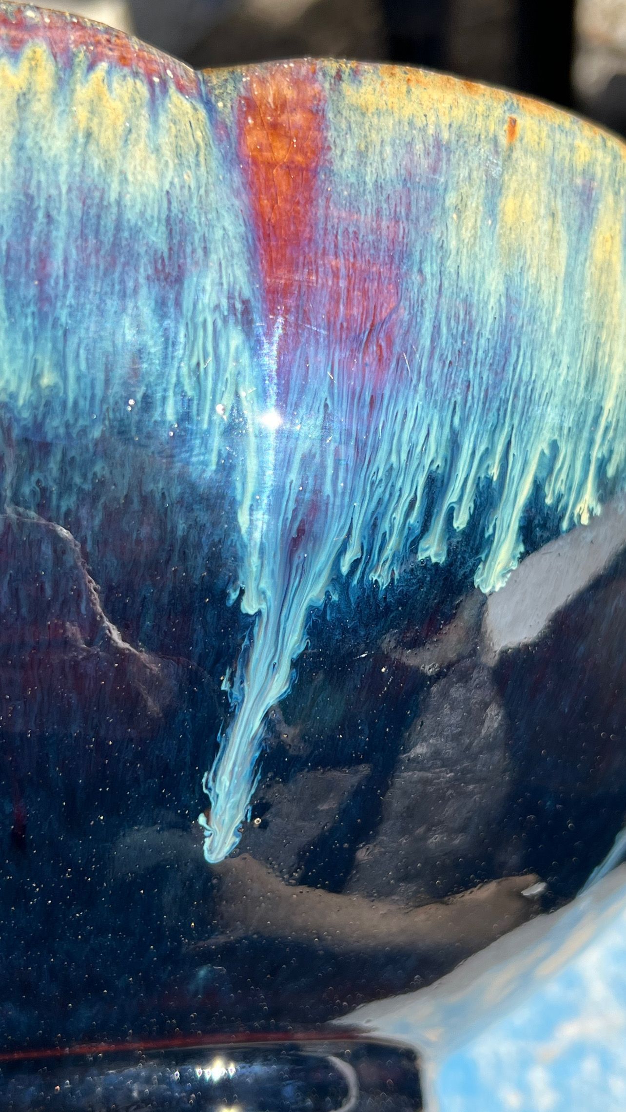 Reactive glaze with phase separation colors