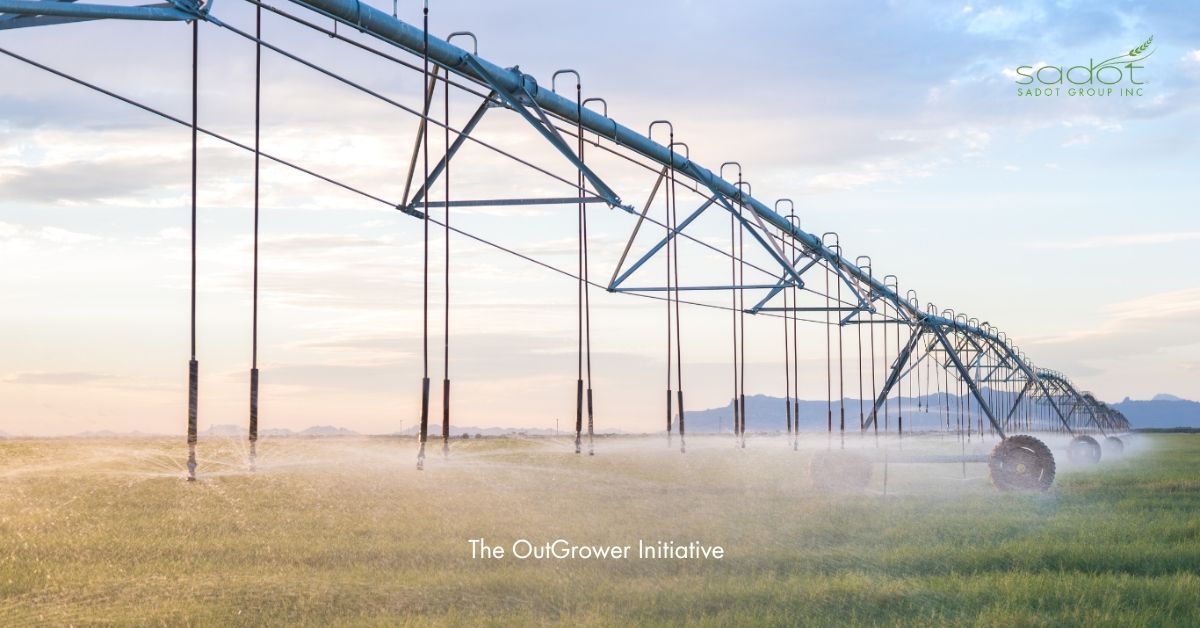 a large irrigation system is spraying water on a field