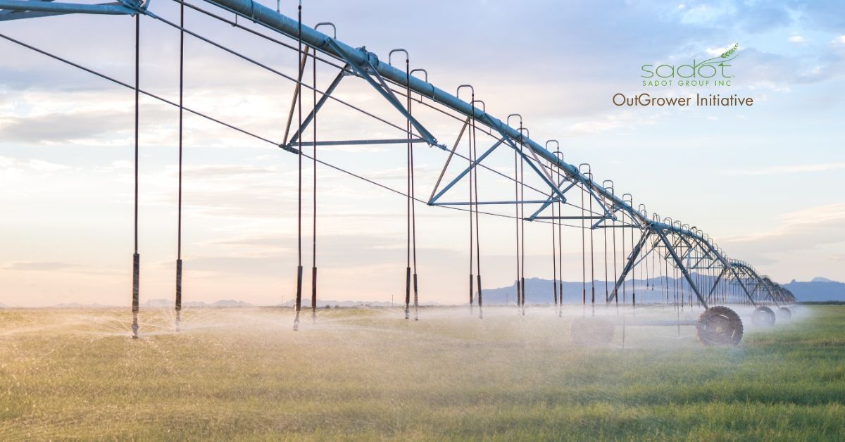 a large irrigation system is spraying water on a field