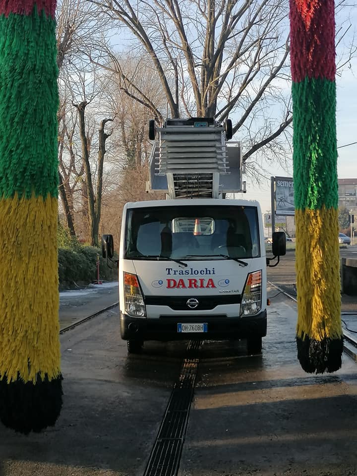 Un furgone bianco con la scritta