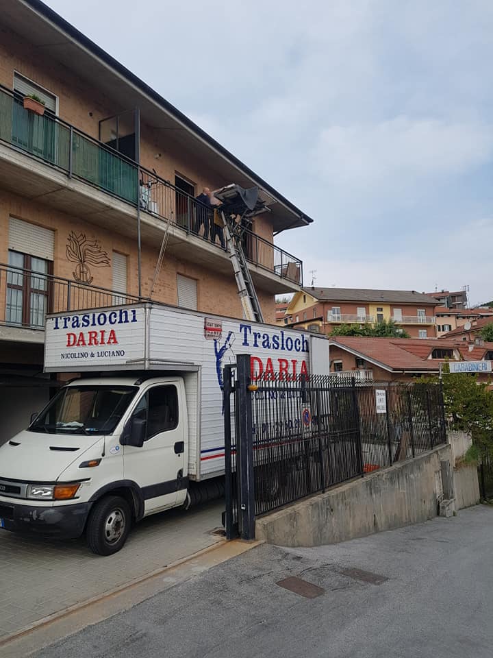 Un furgone bianco per le consegne è parcheggiato vicino a una casa con l'insegna 