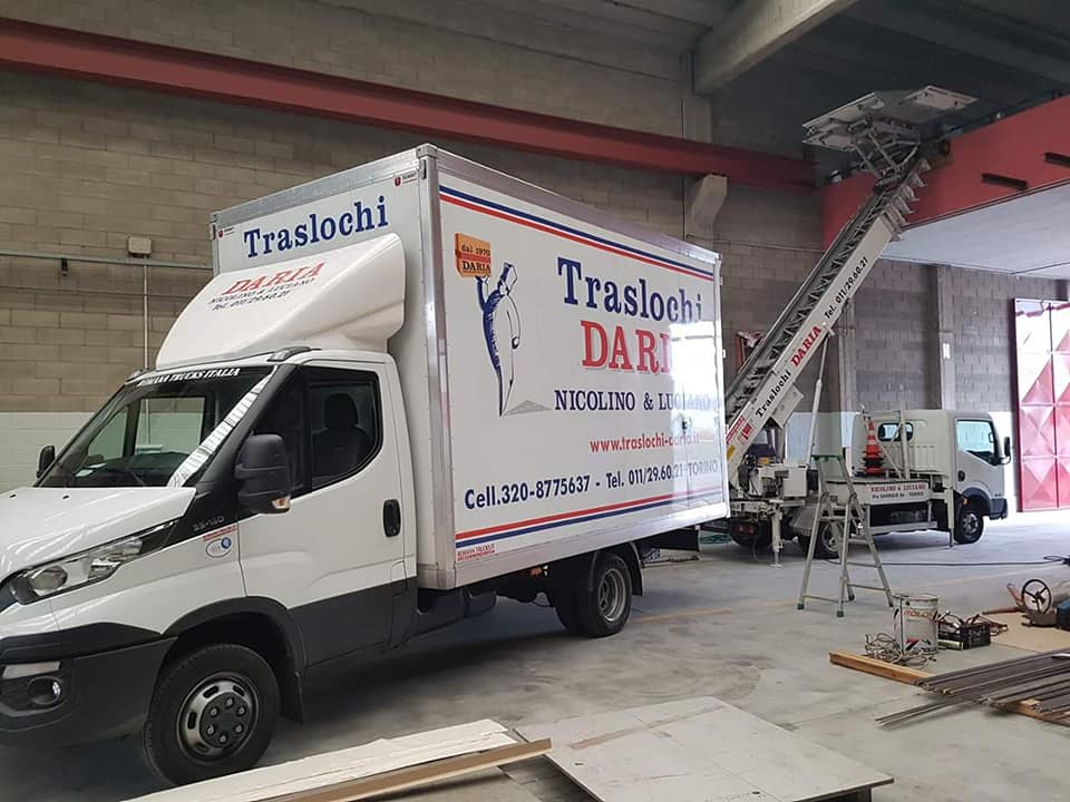 Un camion per traslochi bianco con il logo 