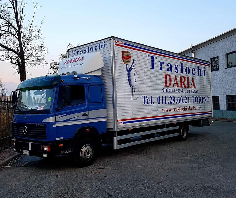 Camion blu per traslochi con il marchio 