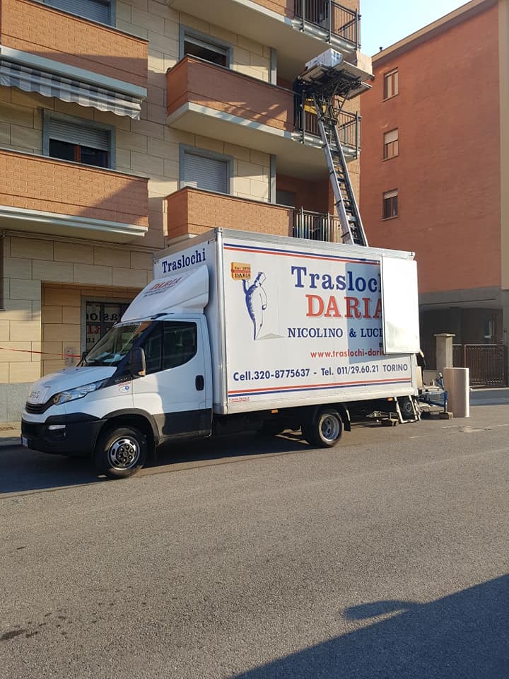 Un furgone bianco per le consegne con l'insegna 