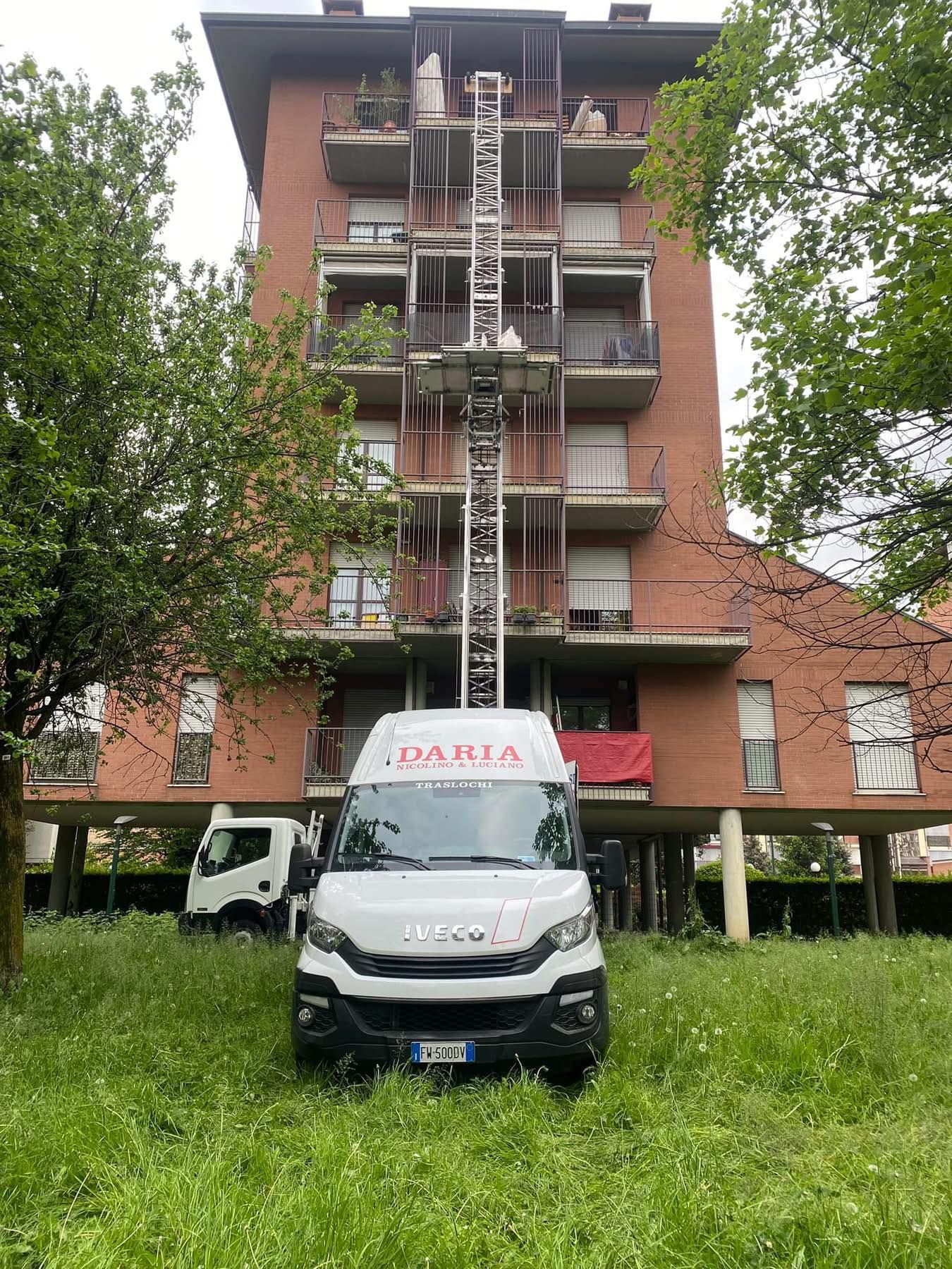scala aerea per traslochi con furgone di Daria Traslochi