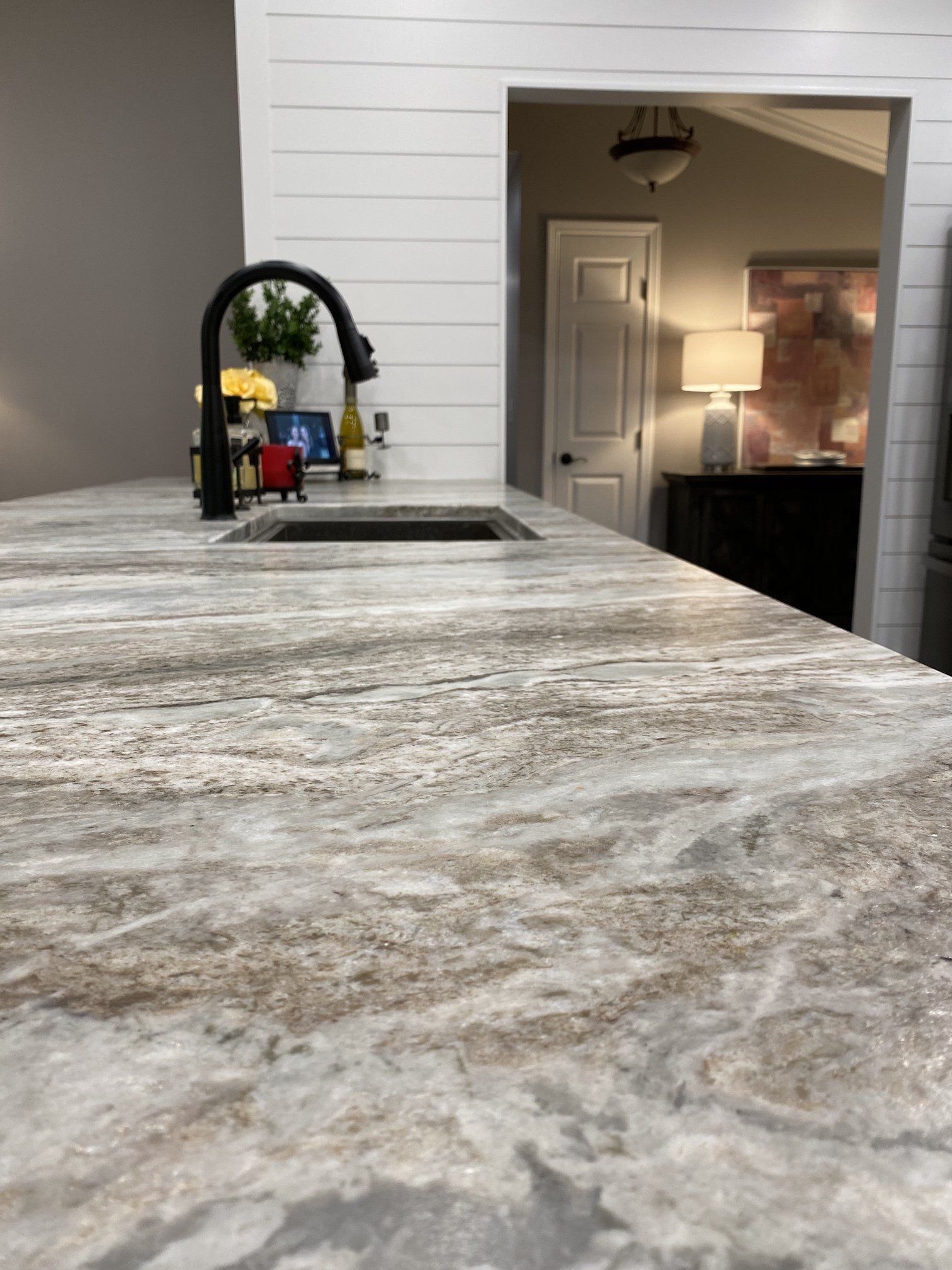Quartzite vs. Quartz: What's the Difference?

