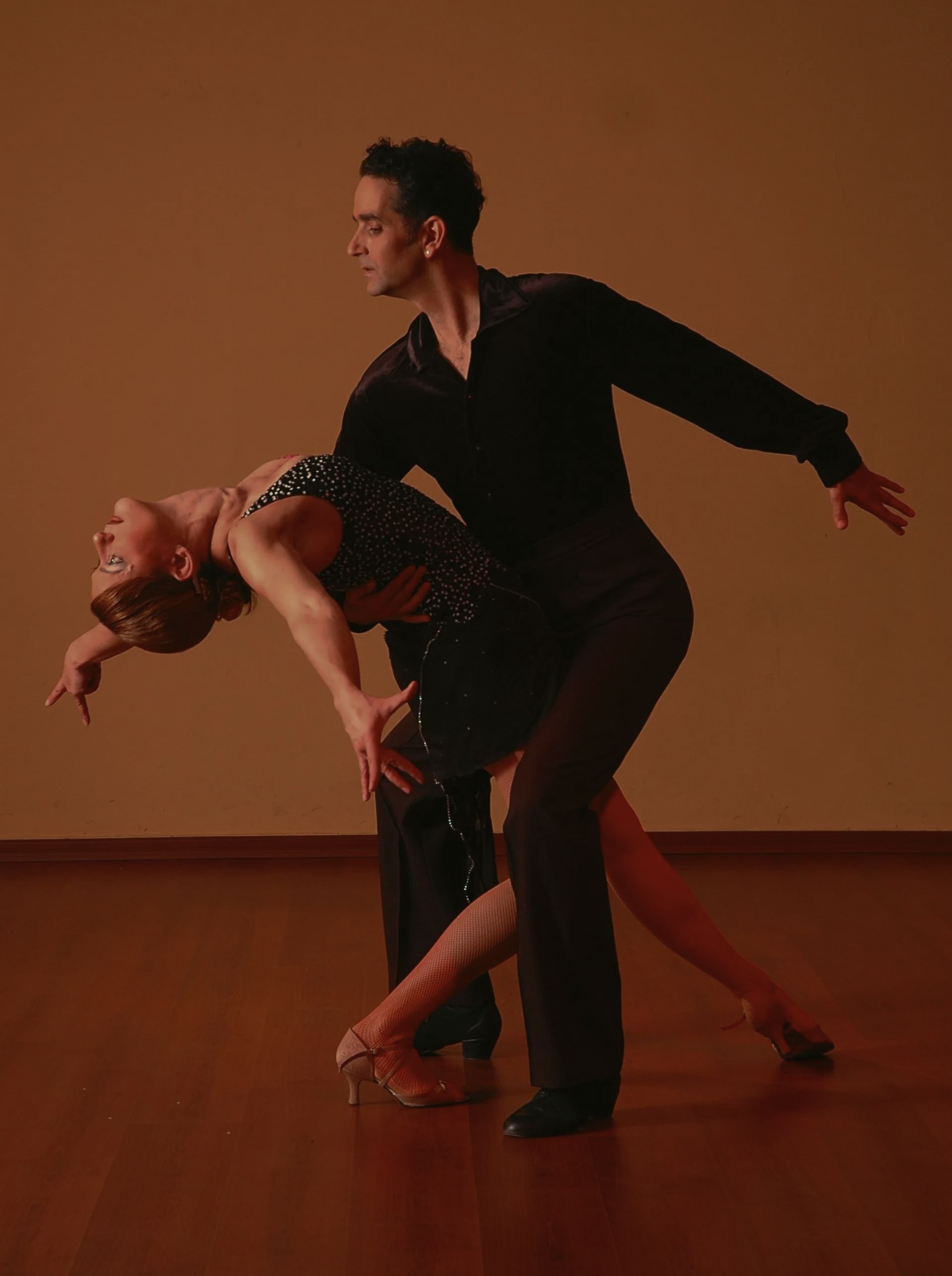 Un homme et une femme dansent ensemble dans une pièce sombre