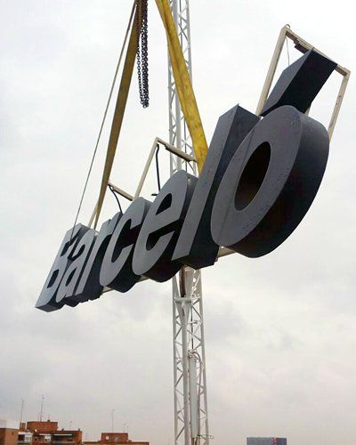 Un gran cartel que dice que una grúa está levantando a Barceló.
