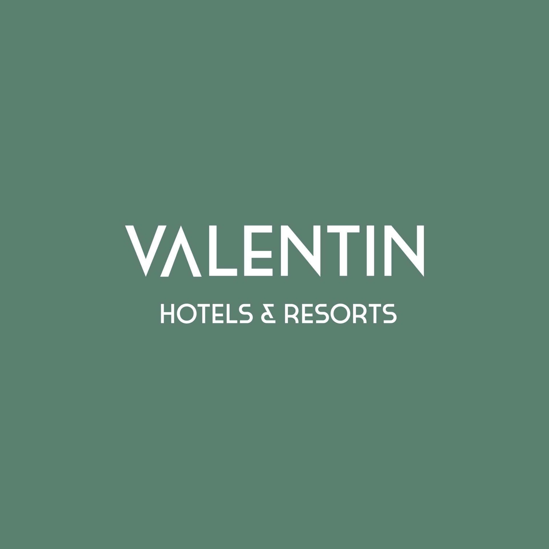 El logotipo de Valentin Hotels and Resorts tiene un fondo verde.