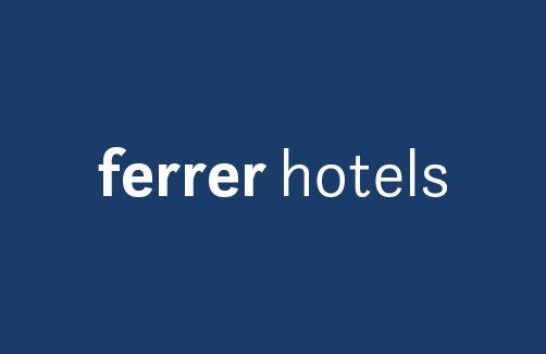 El logo de hoteles ferrer está sobre fondo azul.