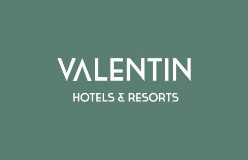El logotipo de Valentin Hotels and Resorts tiene un fondo verde.