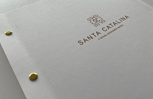 Un libro blanco con santa catalina escrita en él