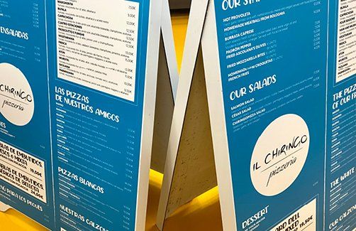 Un primer plano de un cartel que dice nuestras ensaladas