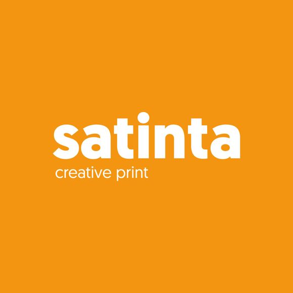 Un logotipo para impresión creativa satinta sobre un fondo naranja.