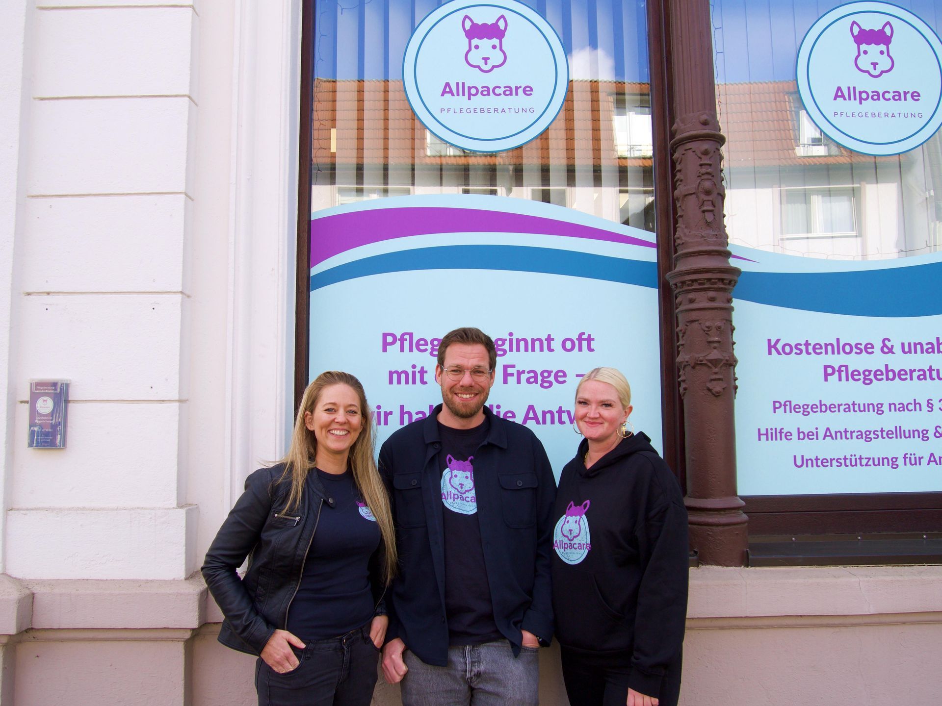 Das Team der Allpacare Pflegeberatung vor dem Büro