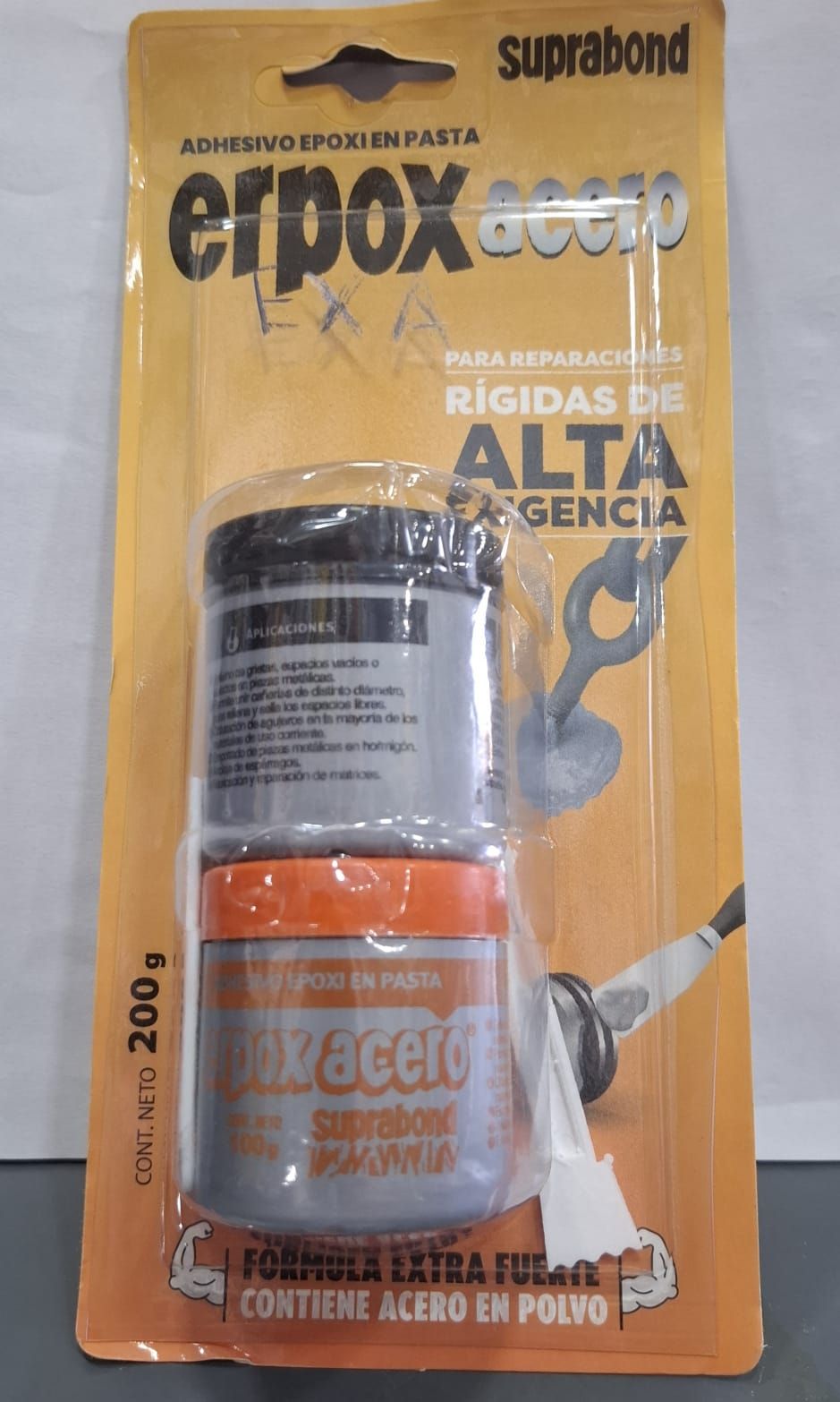 Adhesivo epoxi en blíster con etiquetas naranjas y blancas y un tubo con boquilla negra.
