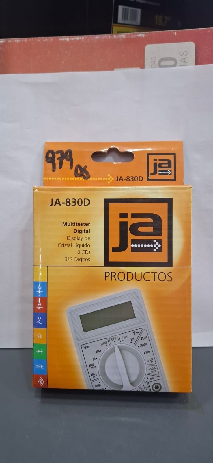 Caja de producto naranja JA-8360 con logotipo negro, colocada sobre un estante.