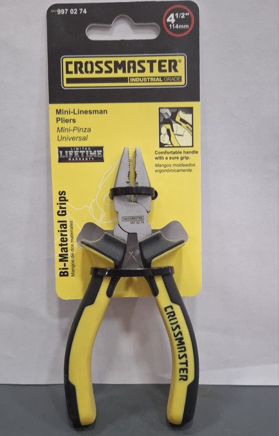 Alicates de corte diagonal Crossmaster en embalaje amarillo y negro sobre una superficie gris.