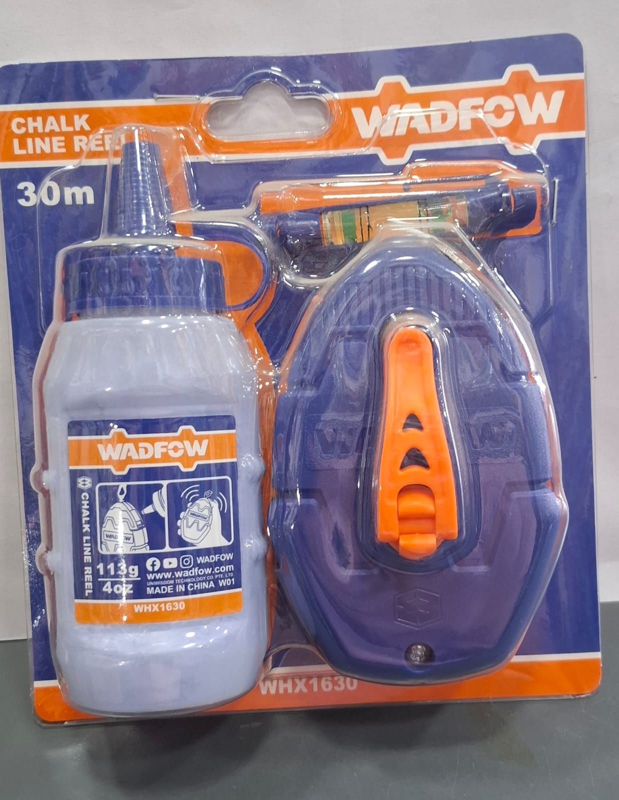 Kit de herramientas de tiza naranja y azul en envase de plástico, con botella de polvo y plomada.