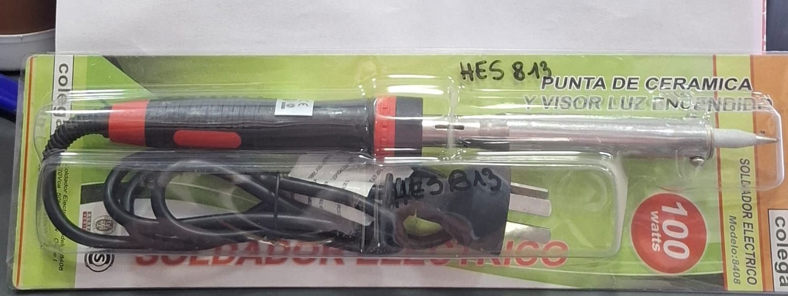 Kit de soldador negro y rojo con cable de alimentación en embalaje de plástico transparente.