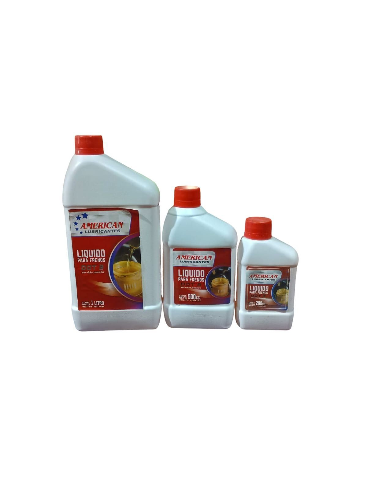 Tres botellas de detergente para ropa con tapa roja sobre un fondo blanco.