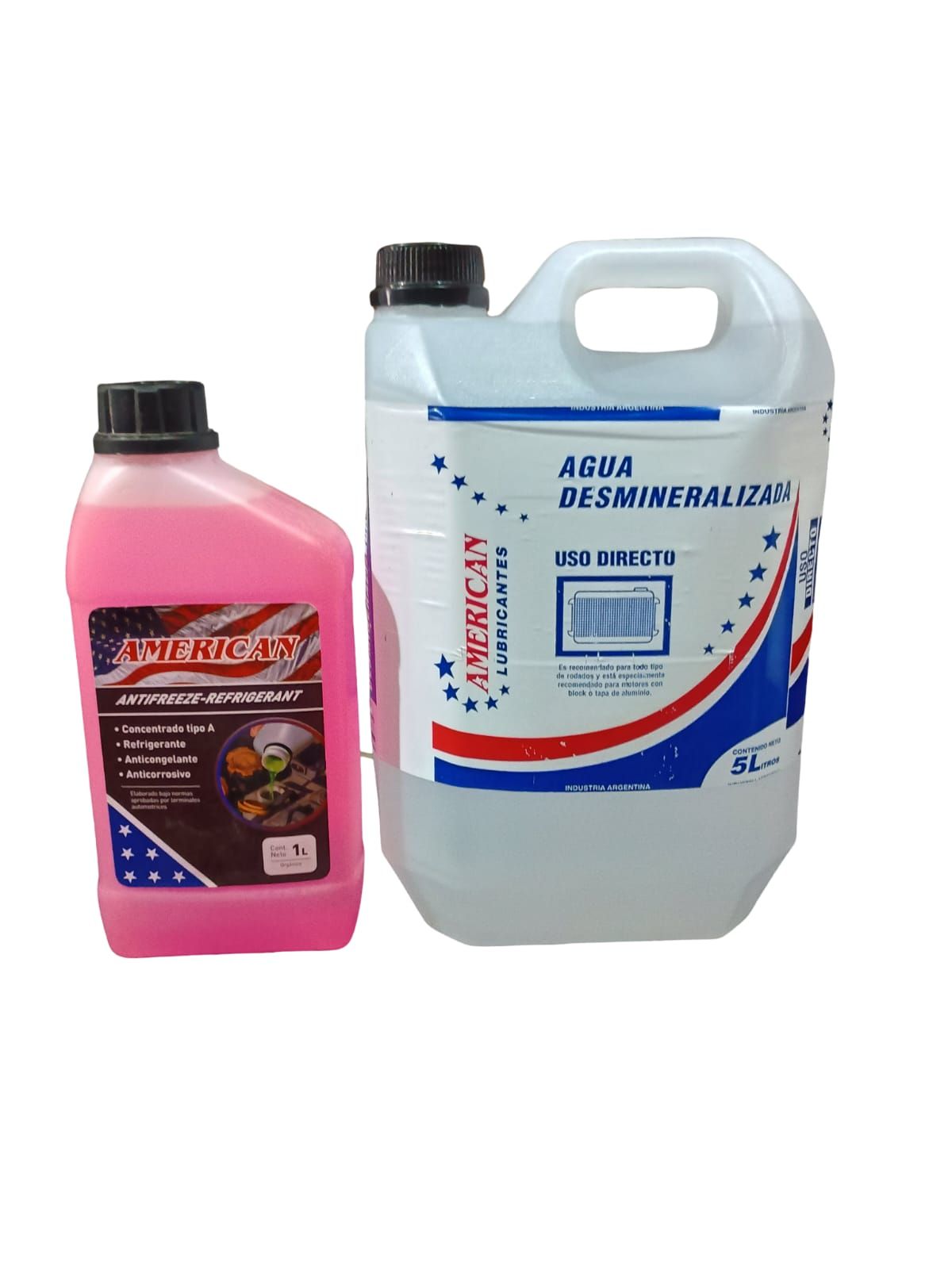 Dos botellas de detergente de plástico, una rosa y otra gris, colocadas una al lado de la otra sobre un fondo blanco.