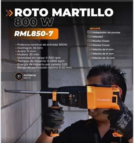 Persona utilizando un taladro Roto Martillo de 800 W de color naranja contra una pared con especificaciones de producto en español.