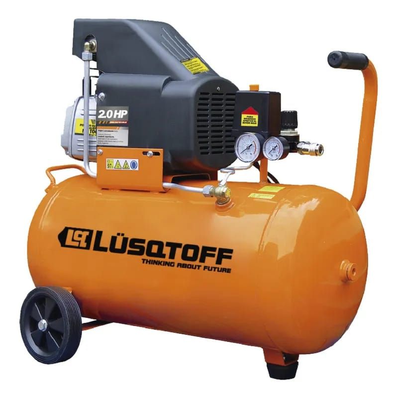 Compresor de aire portátil naranja con motor, manómetros y ruedas negras sobre un fondo blanco.