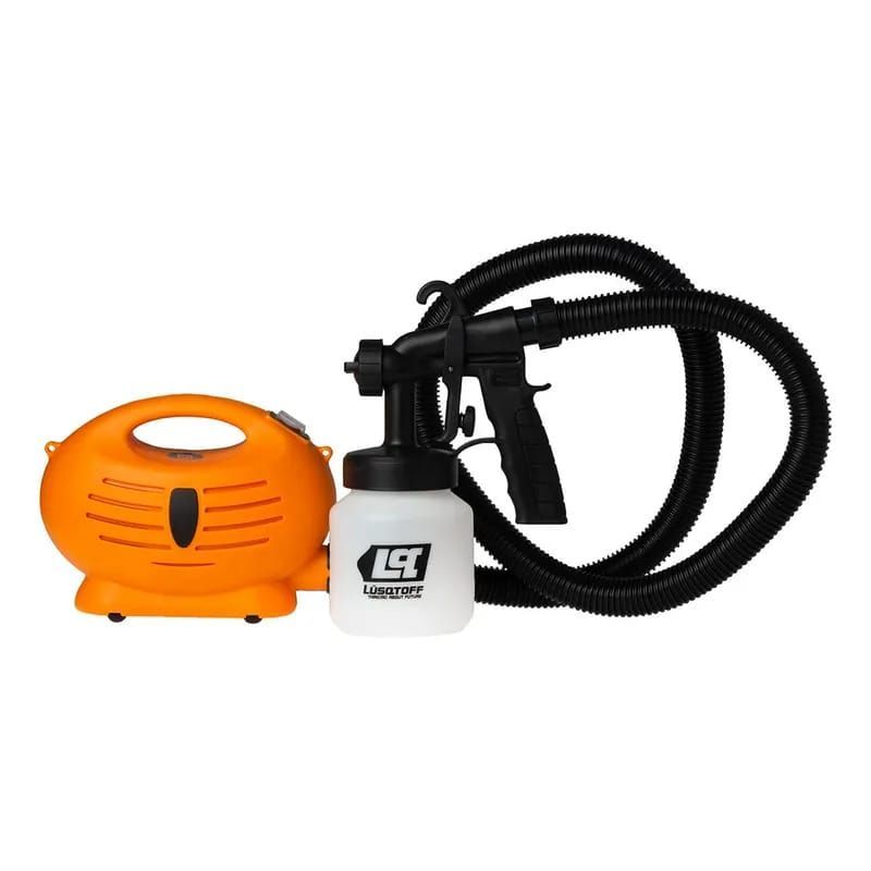Máquina de bronceado en aerosol naranja con manguera negra y recipiente blanco para la solución sobre un fondo blanco.
