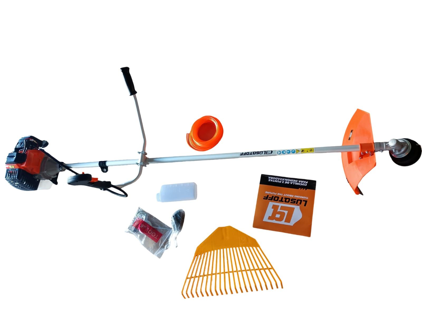 Kit de desbrozadora con accesorios, naranja y negro, dispuesto sobre fondo blanco.