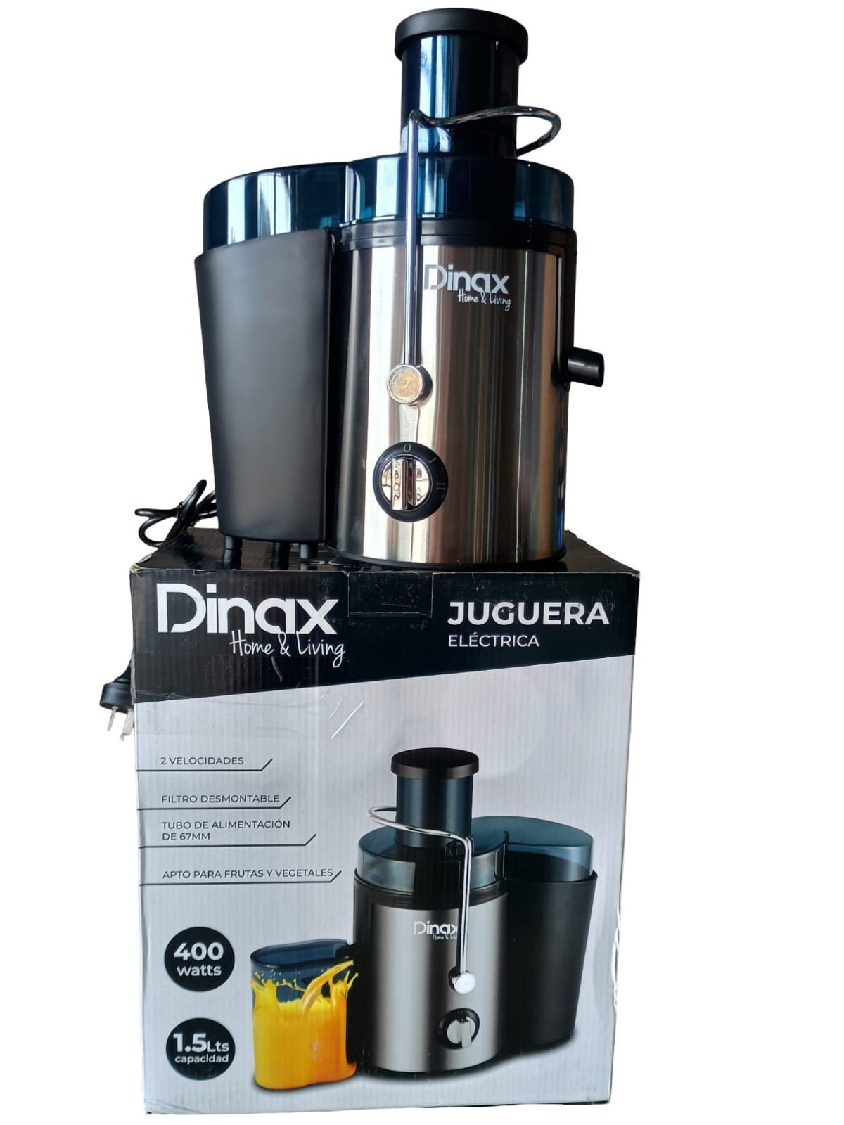 Extractor de zumo Dinax de acero inoxidable con detalles en negro, tal como se muestra en su caja.