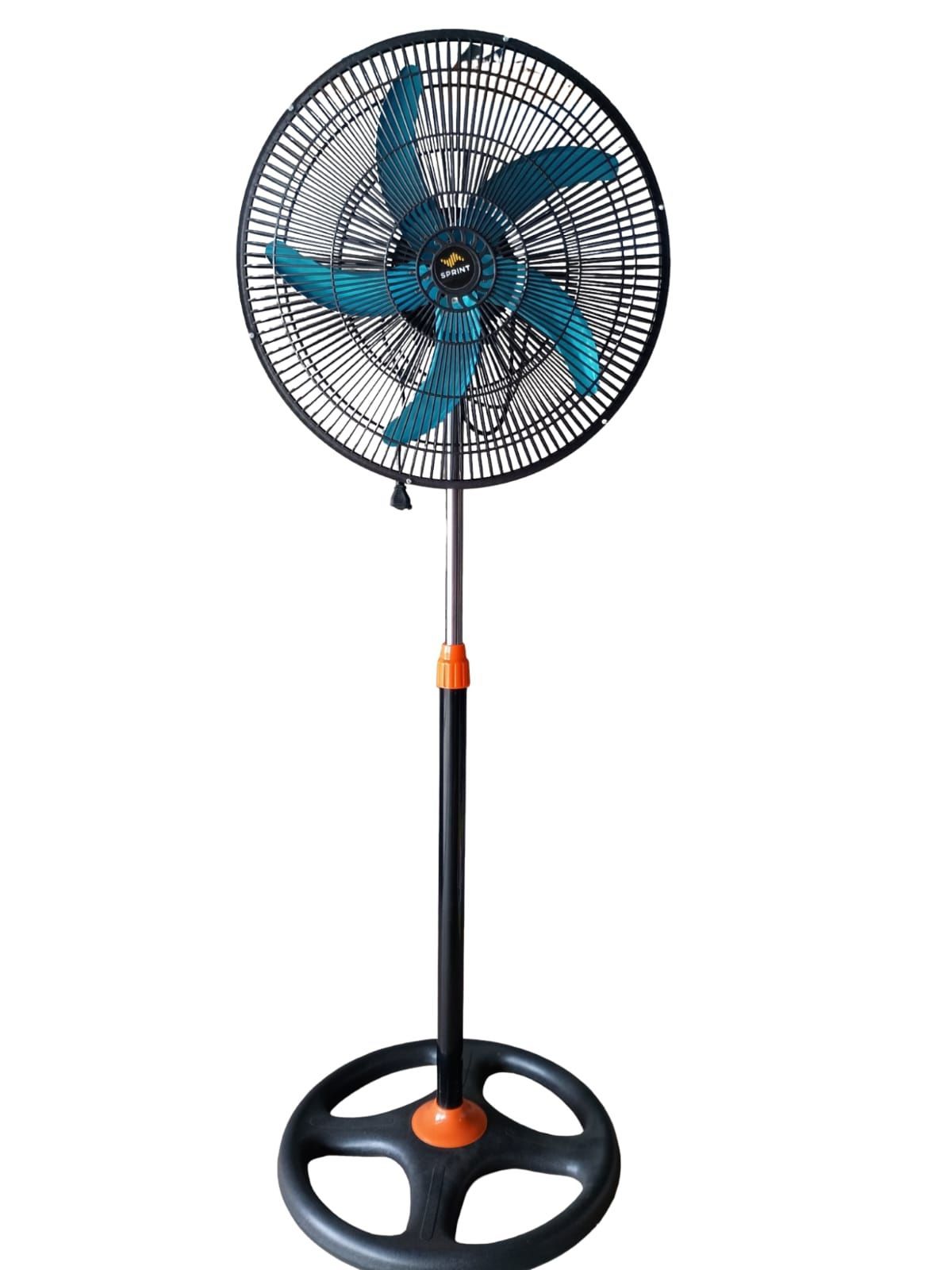 Ventilador de pedestal negro con aspas azules y base redonda sobre fondo blanco.