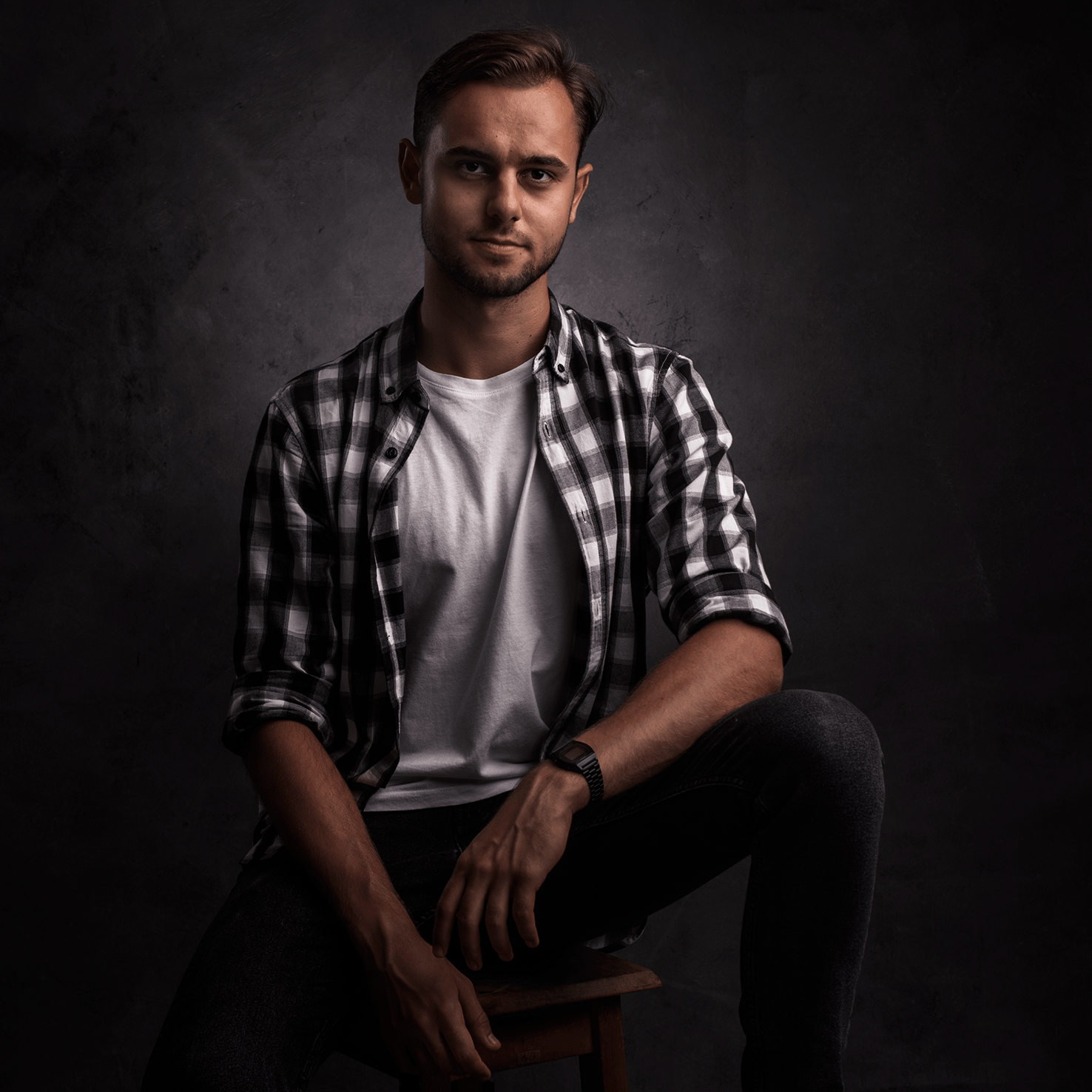 Retrato em estúdio com foco em técnica de luz e sombra, fundo neutro