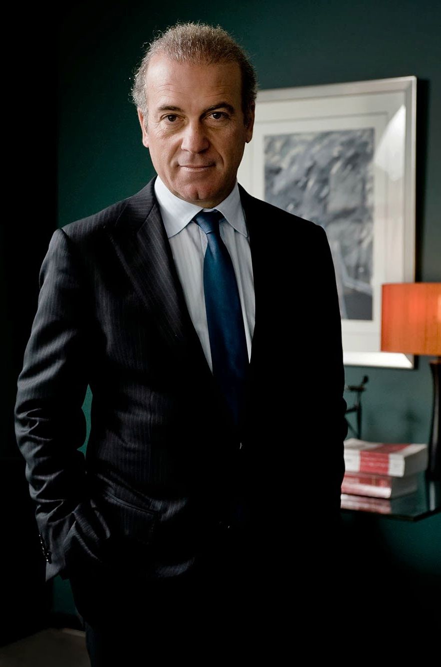 Retrato corporativo de executivo em ambiente profissional formal em Lisboa
