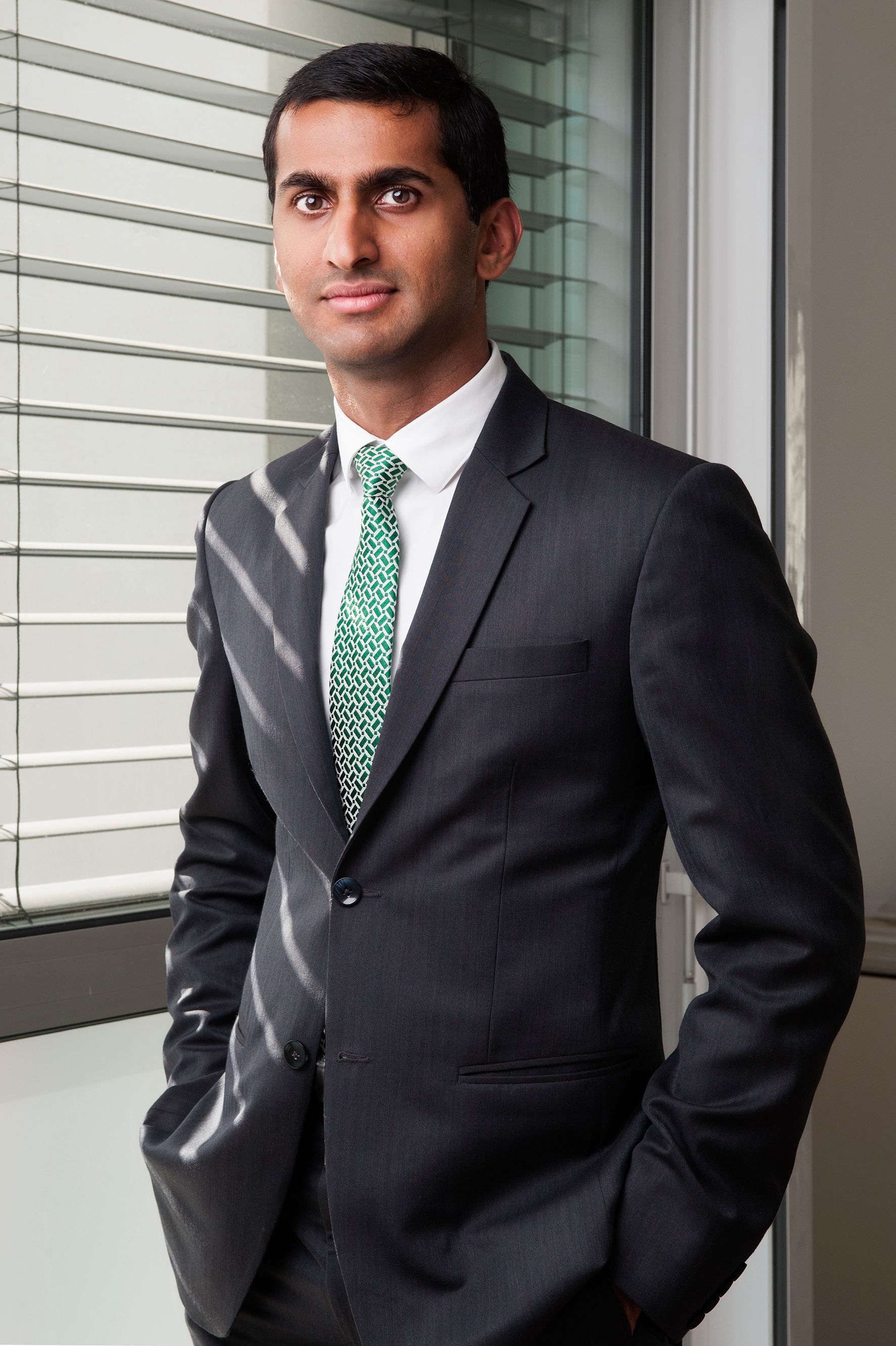 Retrato corporativo de executivo em ambiente profissional formal em Paço d' Arcos