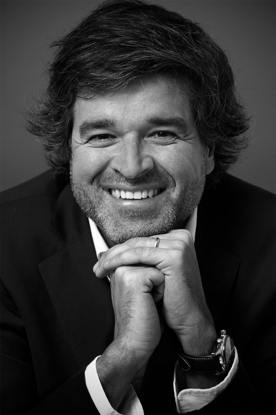 Retrato corporativo de Rui Paiva, luz natural simulando ambiente de estúdio