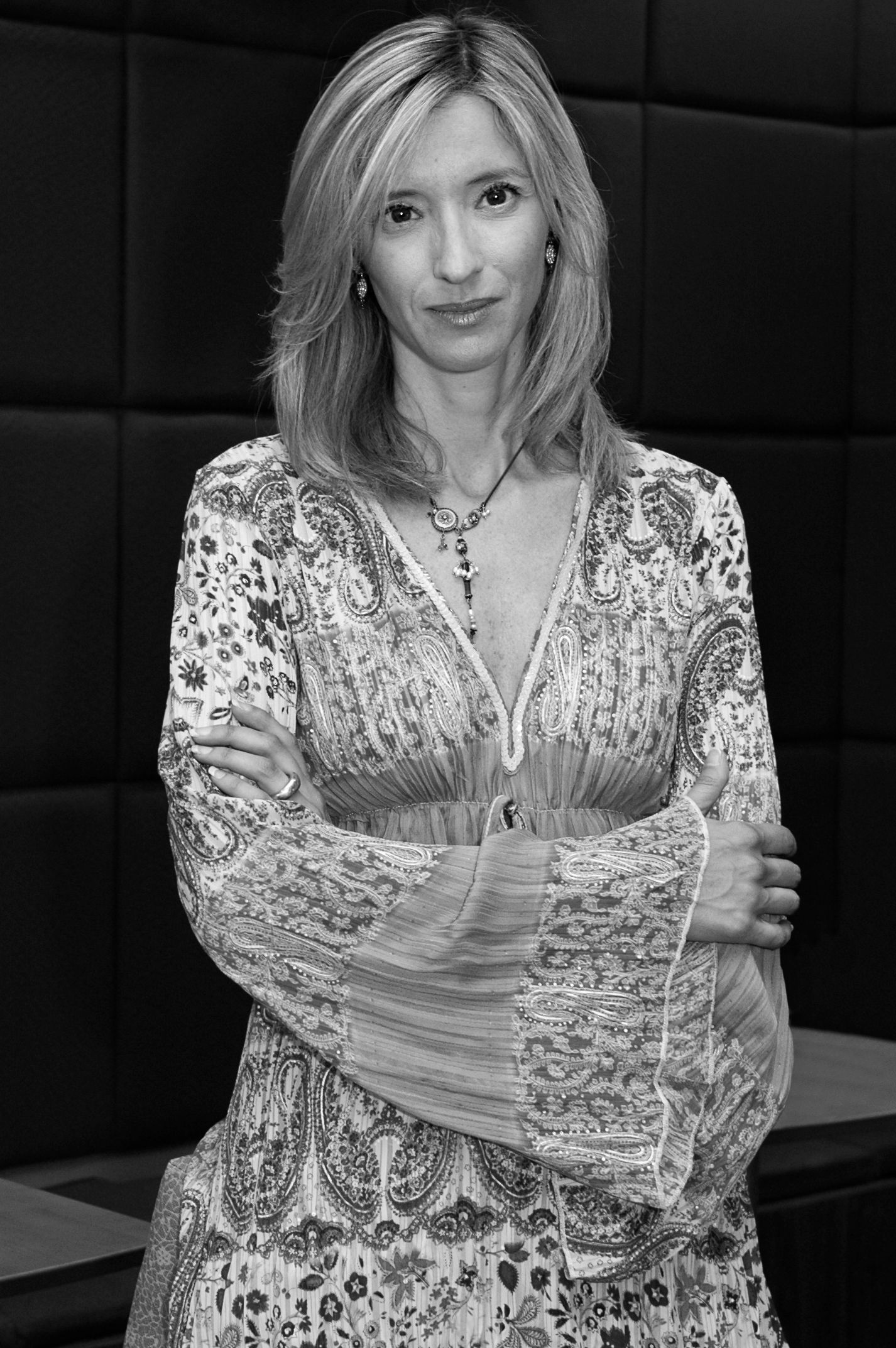 Retrato editorial de escritora Margarida Rebelo Sousa em ambiente formal, luz natural simulada