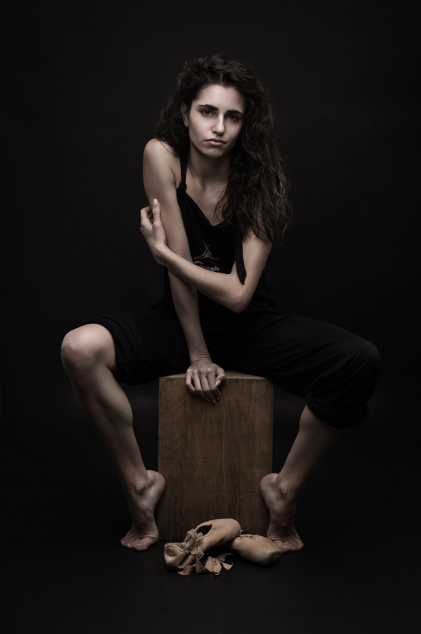 Fotografia de bailarina Raquel Fidalgo da Companhia Nacional de Bailado em cenário de estúdio