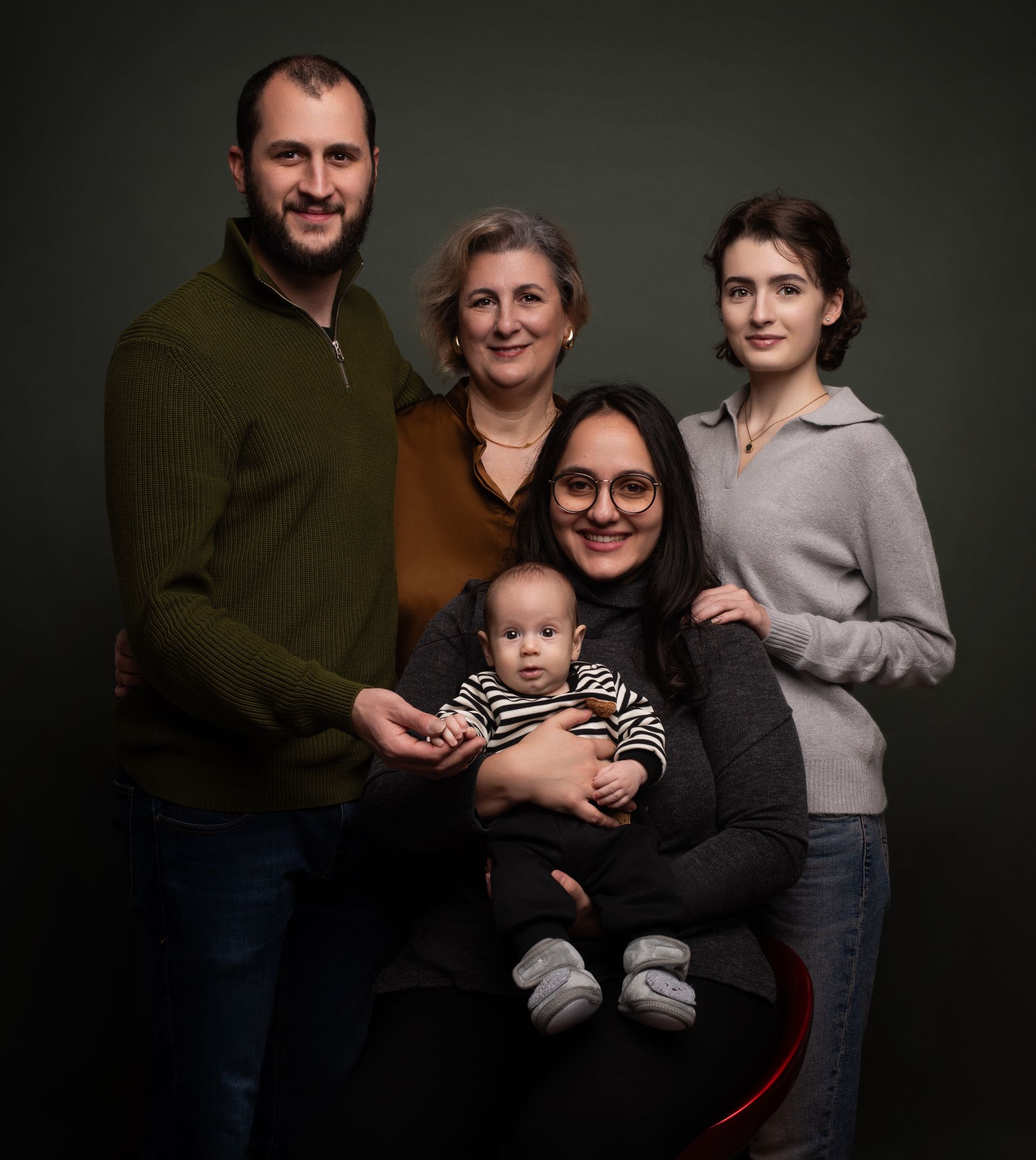 Retrato de família com iluminação controlada, composição harmoniosa e foco em expressão
