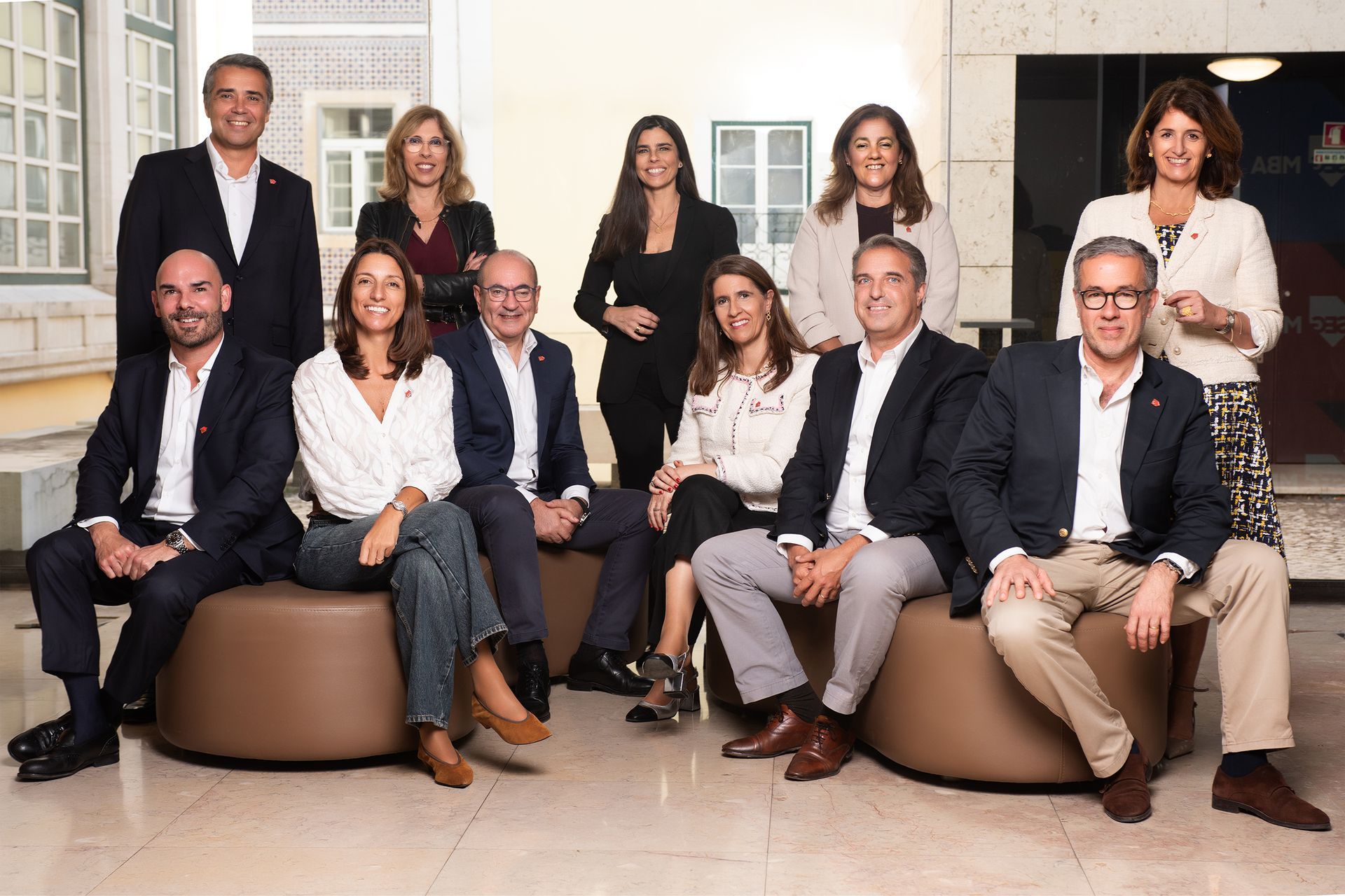 Fotografia de equipa corporativa realizada com estúdio móvel nas instalações da empresa