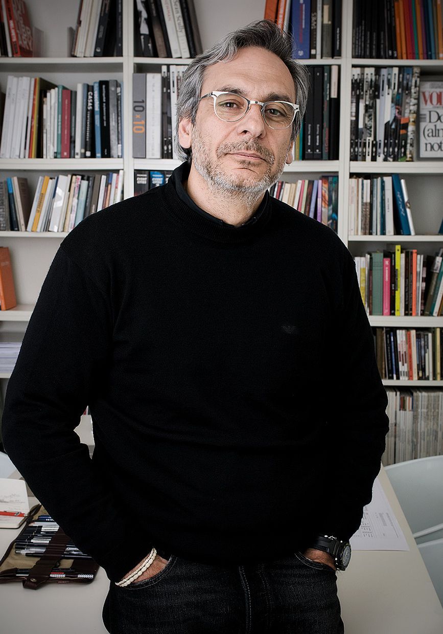 Retrato institucional de arquiteto em contexto oficial, com iluminação sóbria