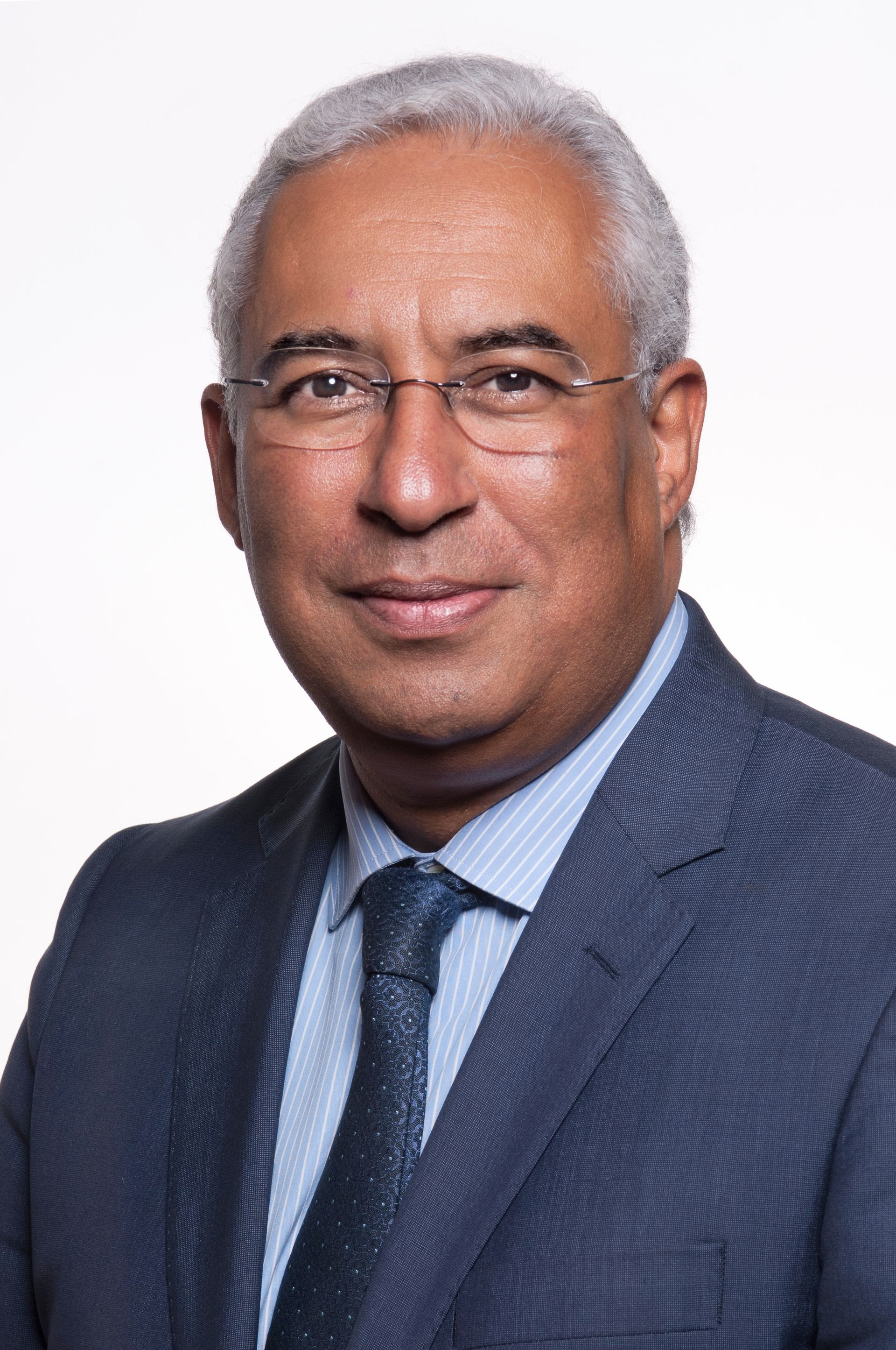 Retrato institucional do ex Primeiro , Ministro, agora Presidente do Conselho Europeu, Antonio Costa, em contexto oficial.