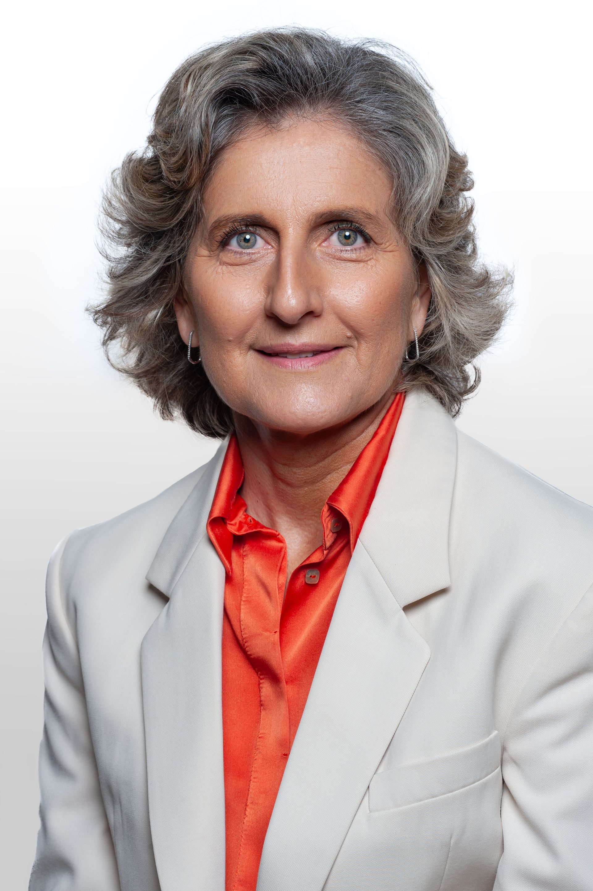 Retrato institucional de Ana Abrunhosa em contexto oficial, com iluminação sóbria