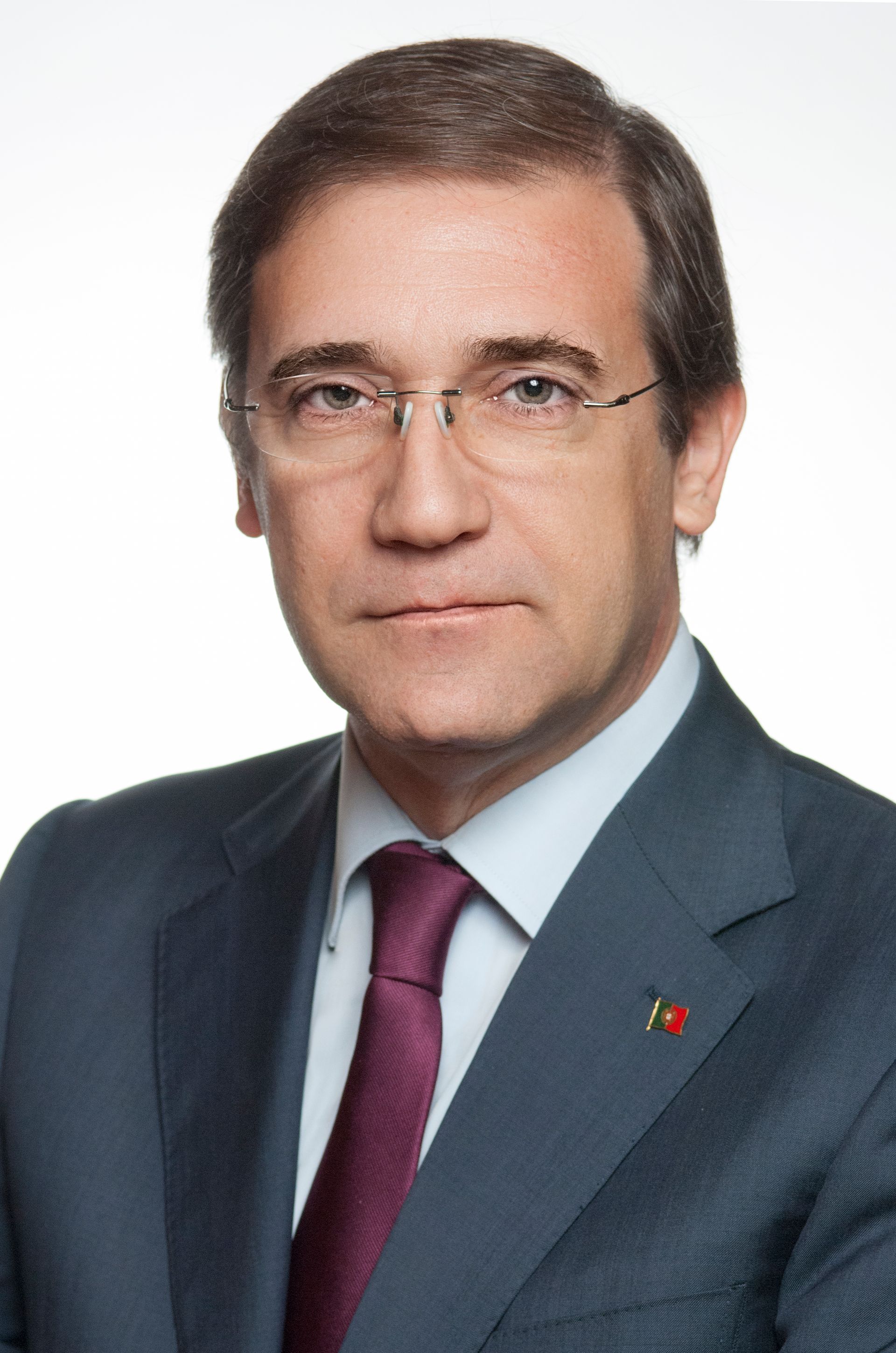 Retrato institucional do ex Primeiro Ministro de Portugal, Pedro Passos Coelho, em contexto oficial.