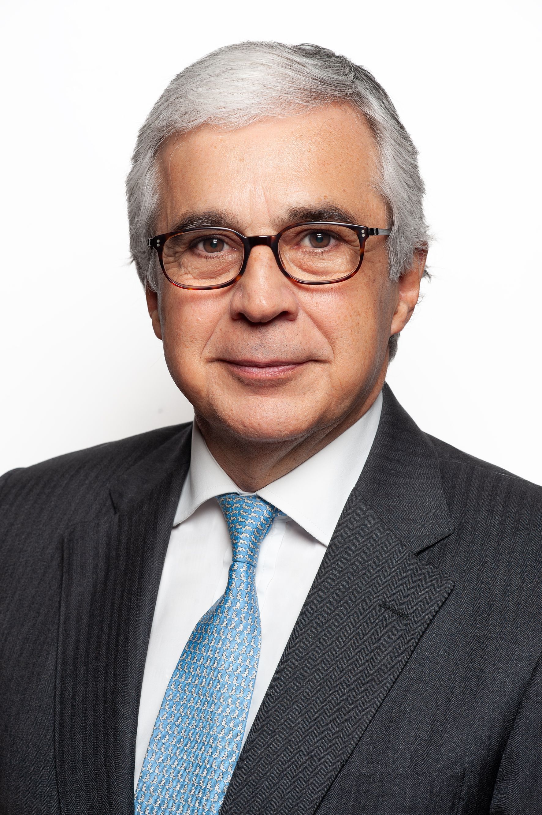 Retrato institucional do Presidente da Assembleia da República de Portugal, José Pedro Aguiar-Branco em contexto oficial.