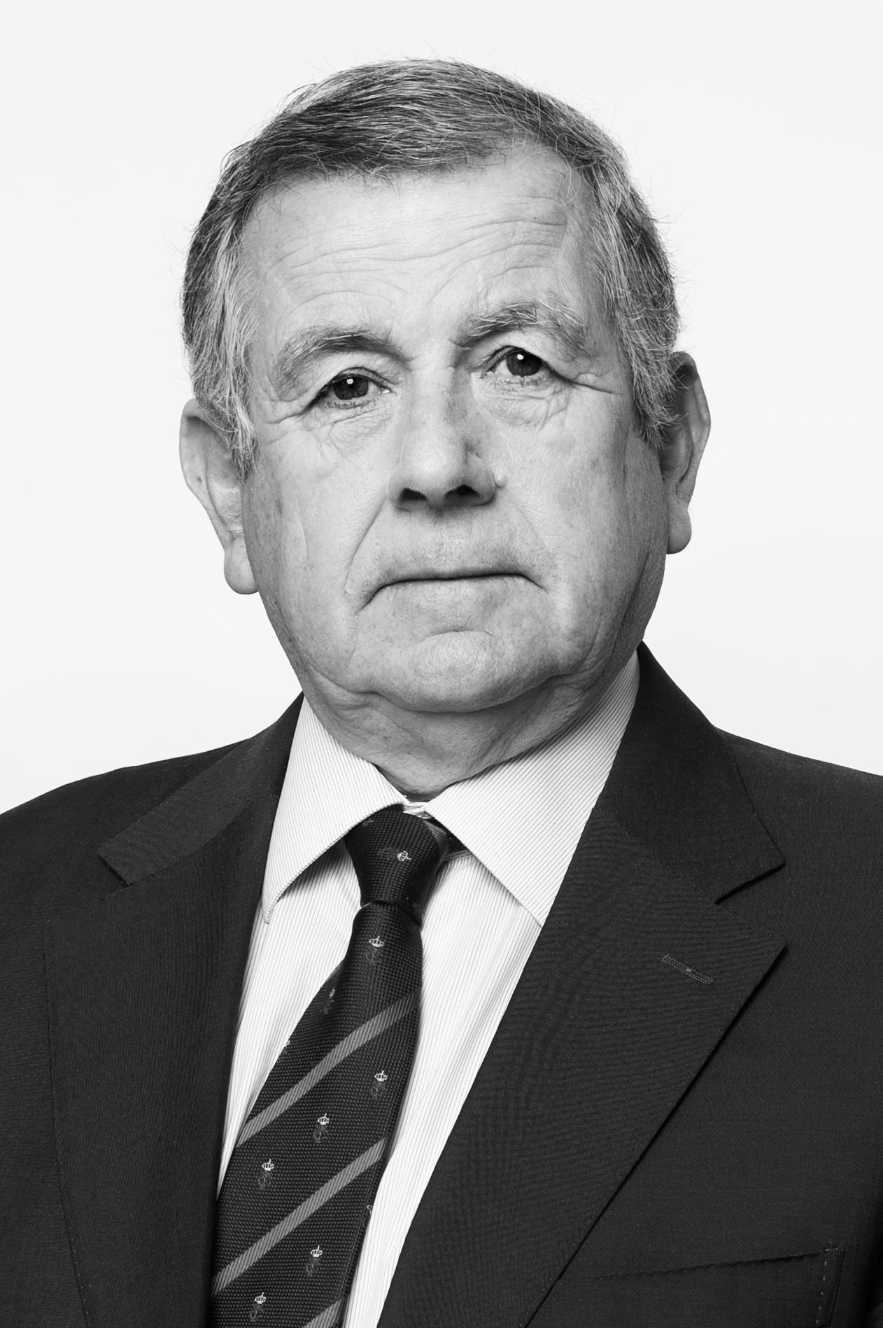 Retrato executivo em estúdio com foco em técnica de luz e sombra, fundo neutro. Vasco de Mello