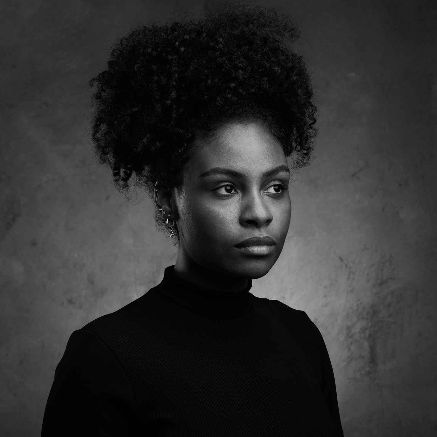 Fotografia de modelo convidado, composição minimalista, foco em expressão e detalhe