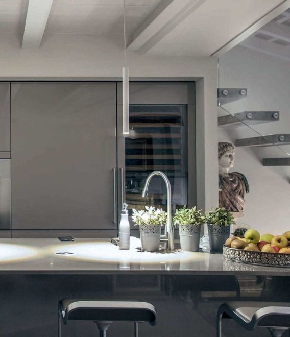 Spazio espositivo con cucina e illuminazione led a Milano