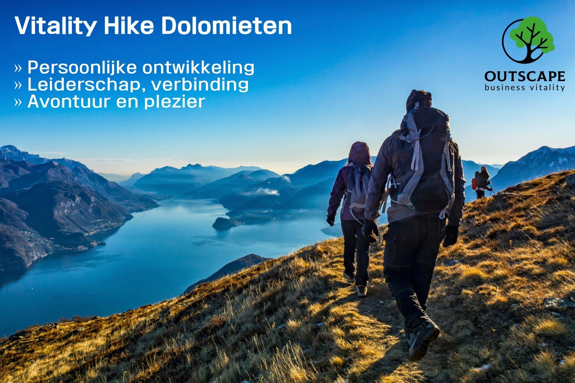 Vitaal Outscape‑hike in de Dolomieten: wandelaars op bergpad.